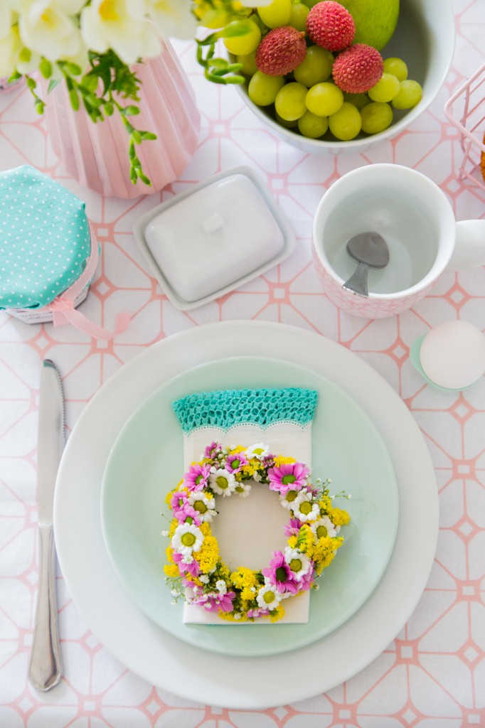Pastelliger Frühstückstisch - mini Blumenkranz