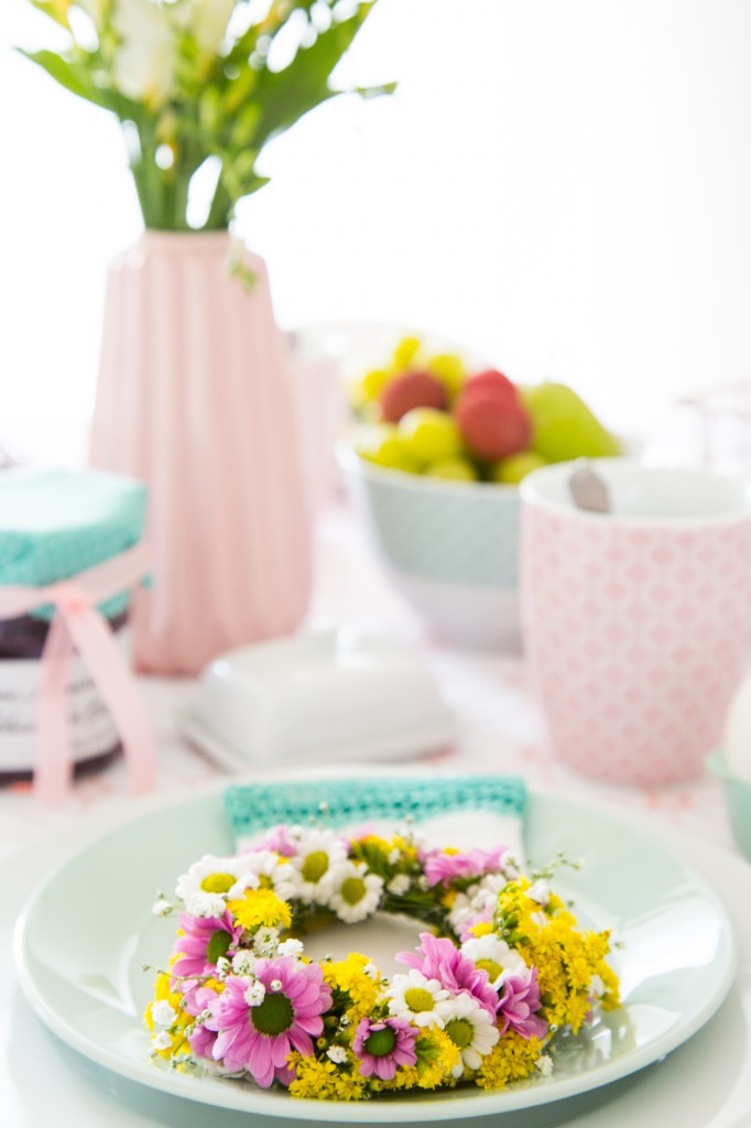Pastelliger Frühstückstisch - mini Blumenkranz