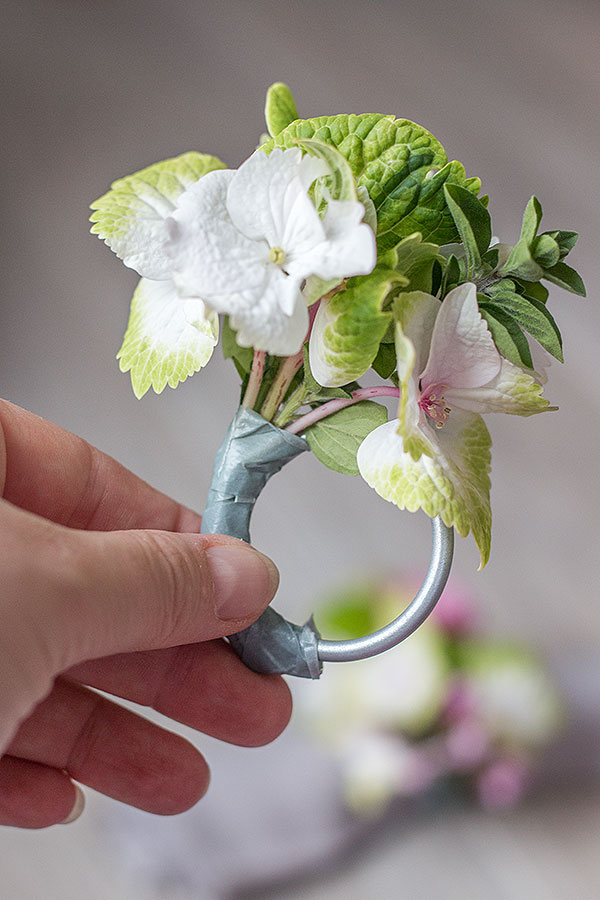 1. Schritt für DIY Serviettenringe mit Blumen
