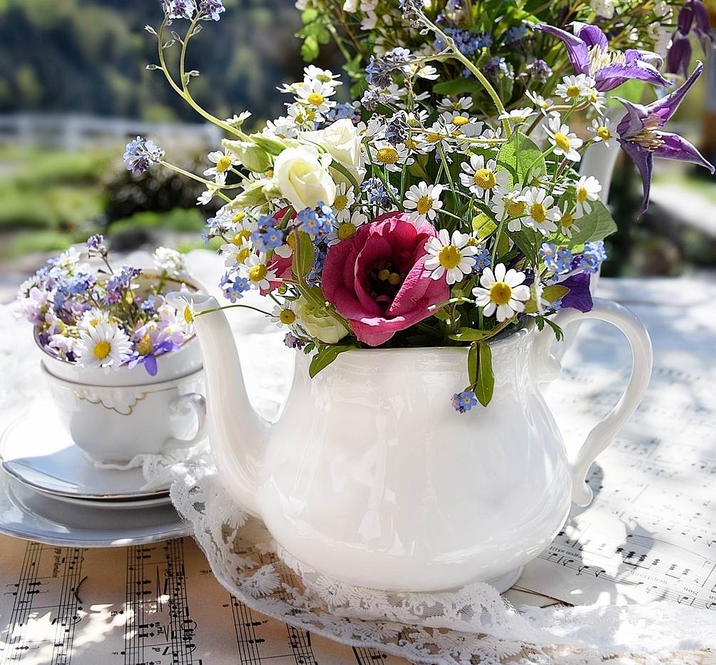 Edles-Porzellan-als-romantischer-Begleiter-für-Blumen 14kh