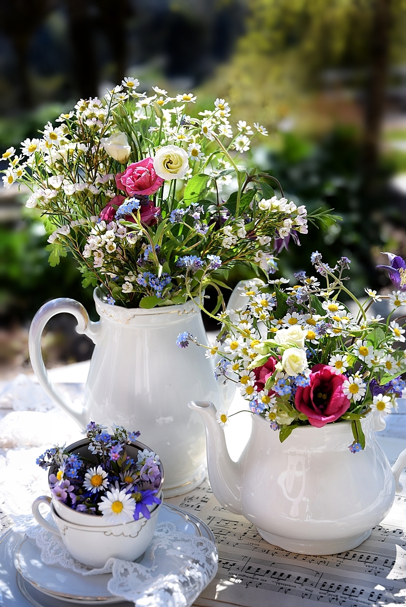 Edles-Porzellan-als-romantischer-Begleiter-für-Blumen 1k