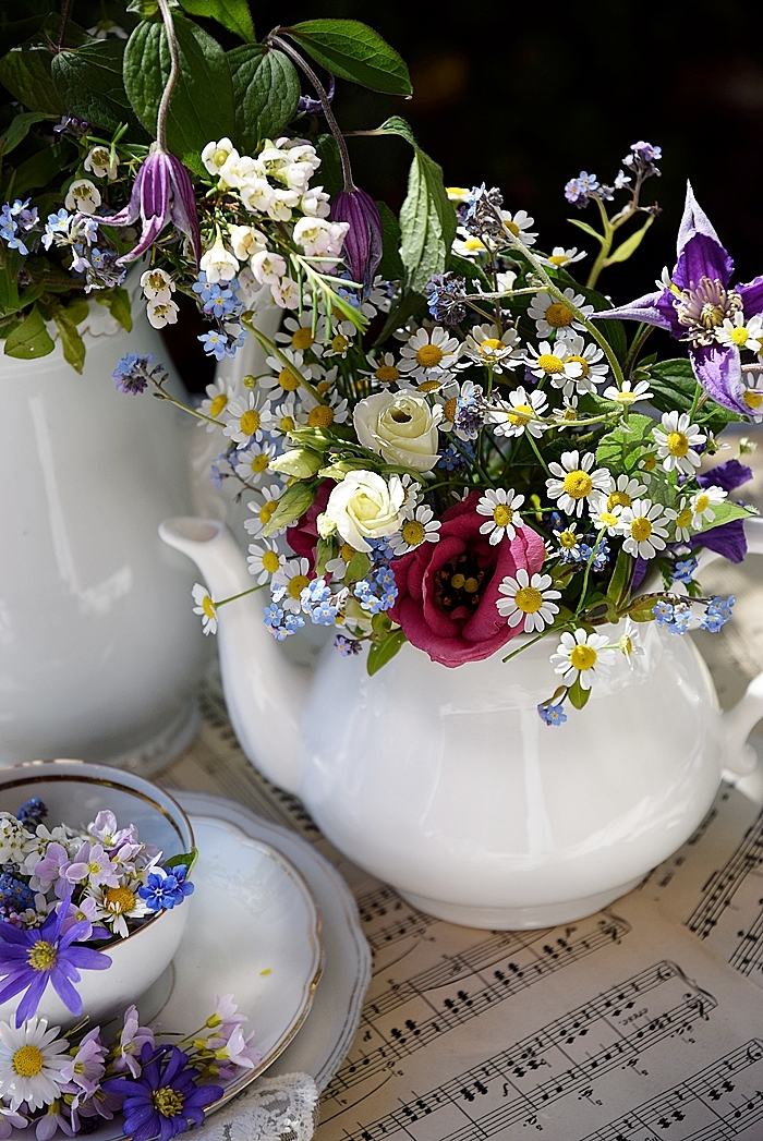 Edles-Porzellan-als-romantischer-Begleiter-für-Blumen 7k