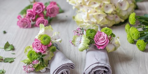 selbstgemachte Serviettenringe mit Blumen