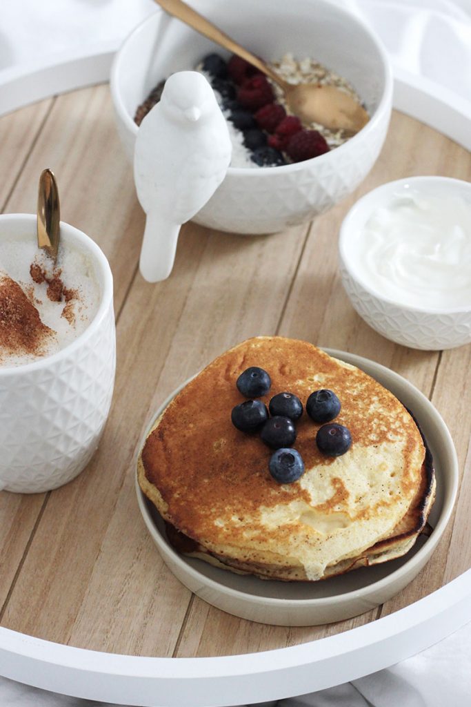 Pancakes-und-Müsli-im-Bett-frühstücken