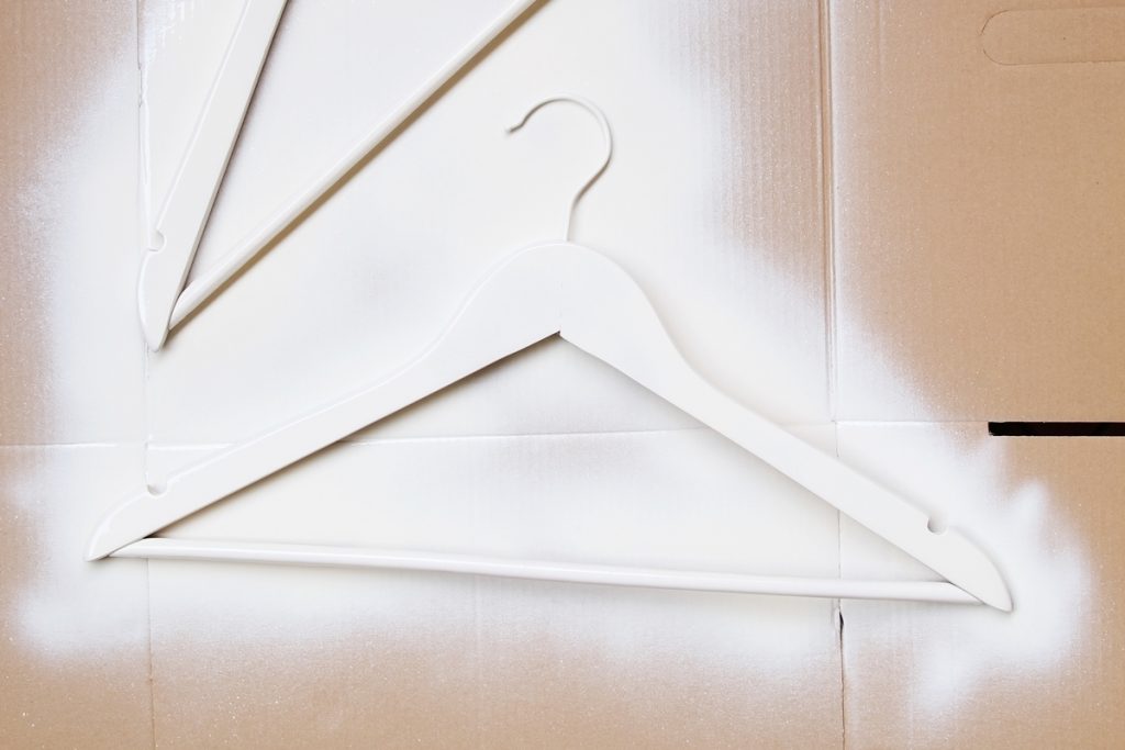 Such euch ein großes Stück Pappe als Unterlage zum Besprühen der Kleiderbügel.