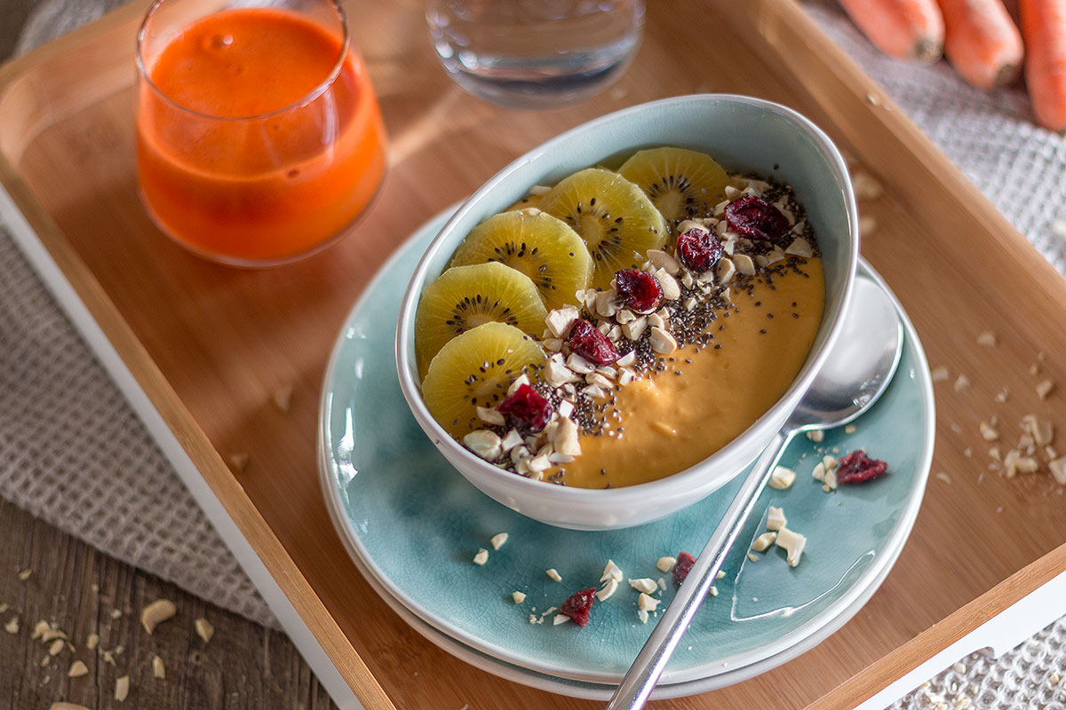 Smoothie Fruit Bowl zum Frühstück mit Karotten-Apfelsaft
