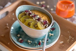 gesund und lecker: Smoothie Fruit Bowl mit Mango und Joghurt