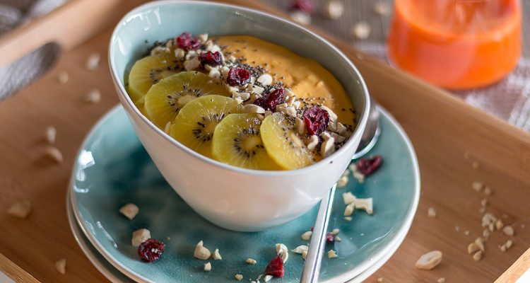 gesund und lecker: Smoothie Fruit Bowl mit Mango und Joghurt