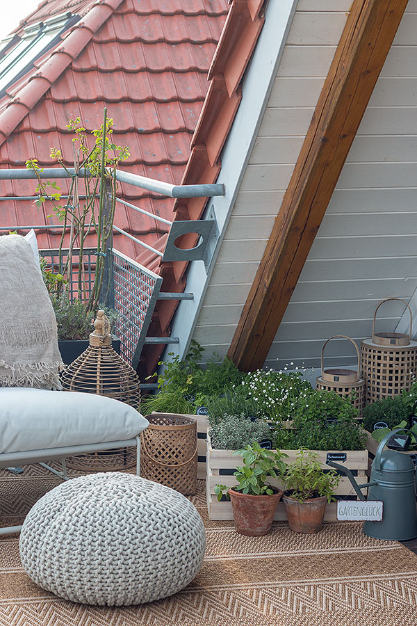 Kräutergarten in Holzkisten bringt Gemütlichkeit auf den Balkon