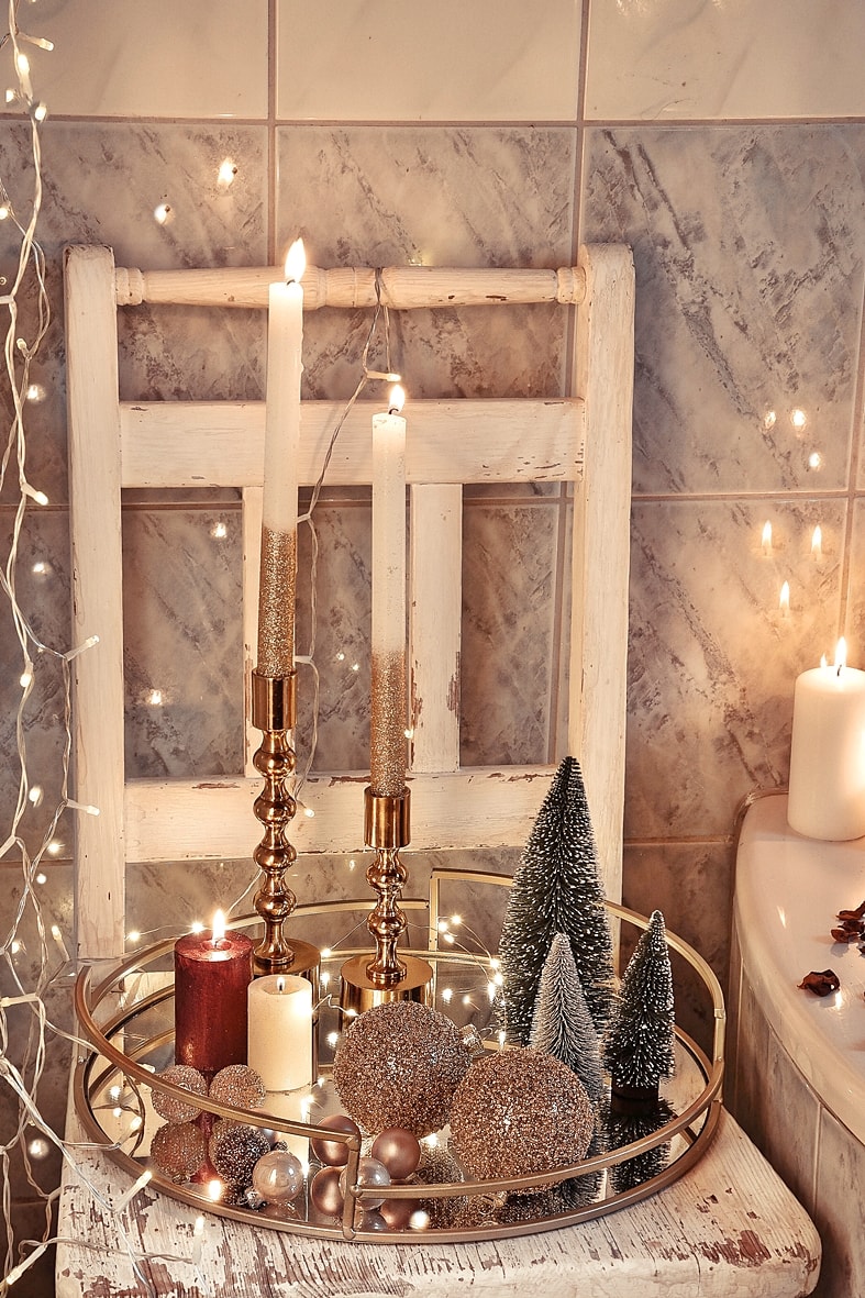 Dekotipps für ein weihnachtlich geschmücktes Badezimmer.