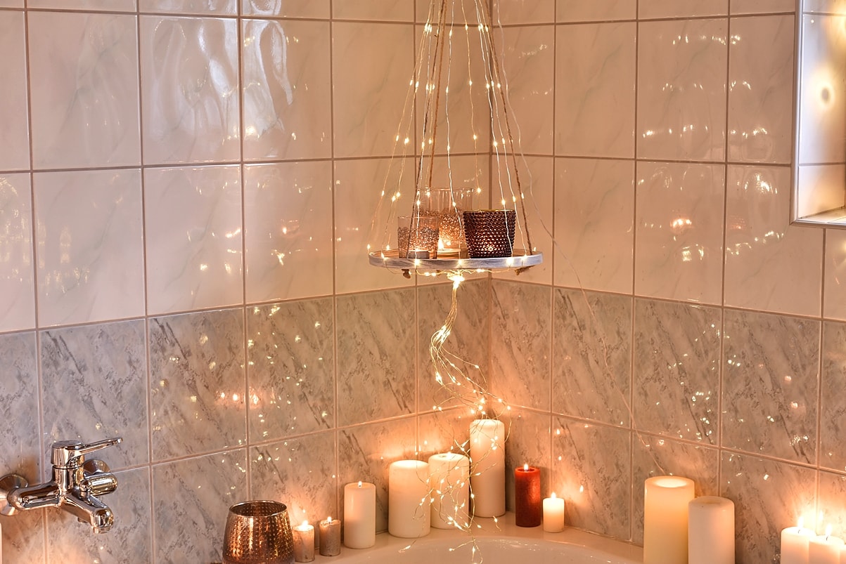 Lichterketten sorgen für weihnachtliche Stimmung im Bad.