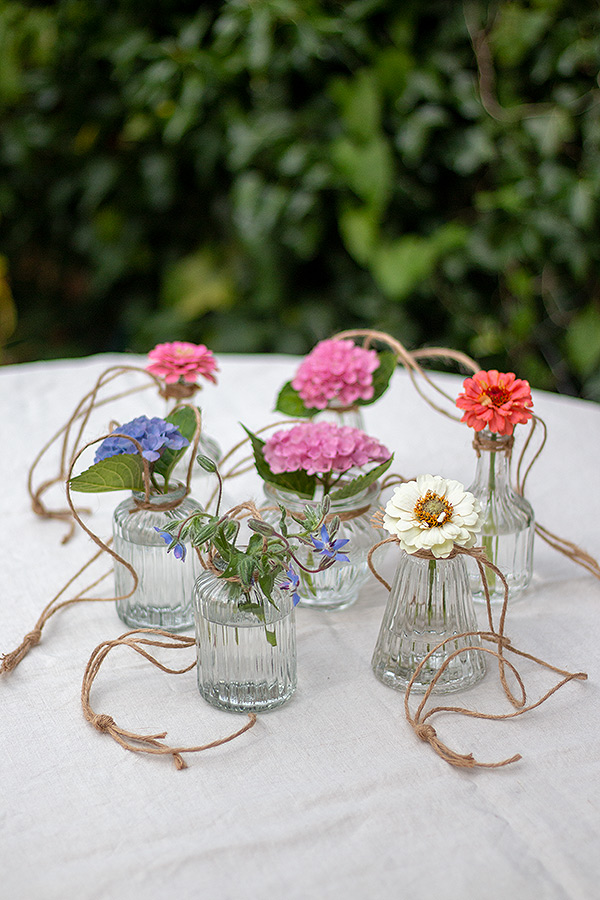 Vasen mit Wasser auffüllen und mit Blumen bestücken