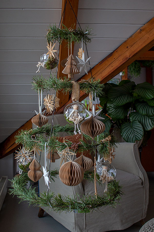 DIY Weihnachtsbaum mit Glaskugeln, Strohsternen, weißen Sternen und Papieranhängern bestücken